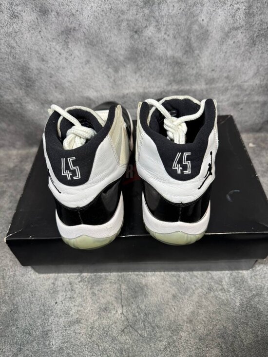 Size 9.5 | Jordan 11 Concord With Box | Pre-Owned main image 8